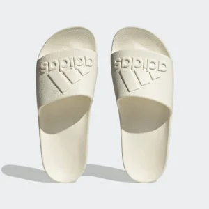 Chanclas Adidas Adilette Aqua en color blanco crema, ligeras, cómodas y con el icónico logo en relieve.