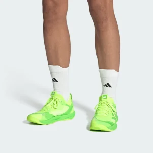 Zapatillas Adidas ligeras en color verde neón, diseñadas para máxima agilidad y rendimiento deportivo.