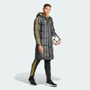 Abrigo largo Adidas acolchado negro con detalles amarillos, ideal para fútbol y días fríos.