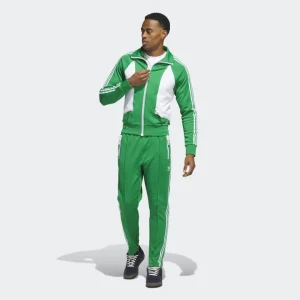 Chándal Adidas verde con detalles blancos, ideal para deporte y estilo urbano.