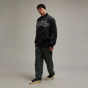 Chaqueta Adidas Y-3 "Tokyo" negra, estilo urbano premium con esencia japonesa.