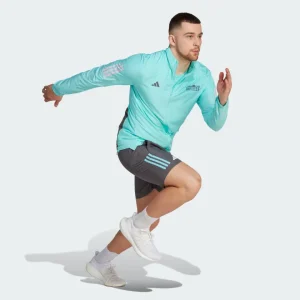Conjunto deportivo Adidas para hombre, ideal para running y entrenamiento, con diseño ligero y transpirable.